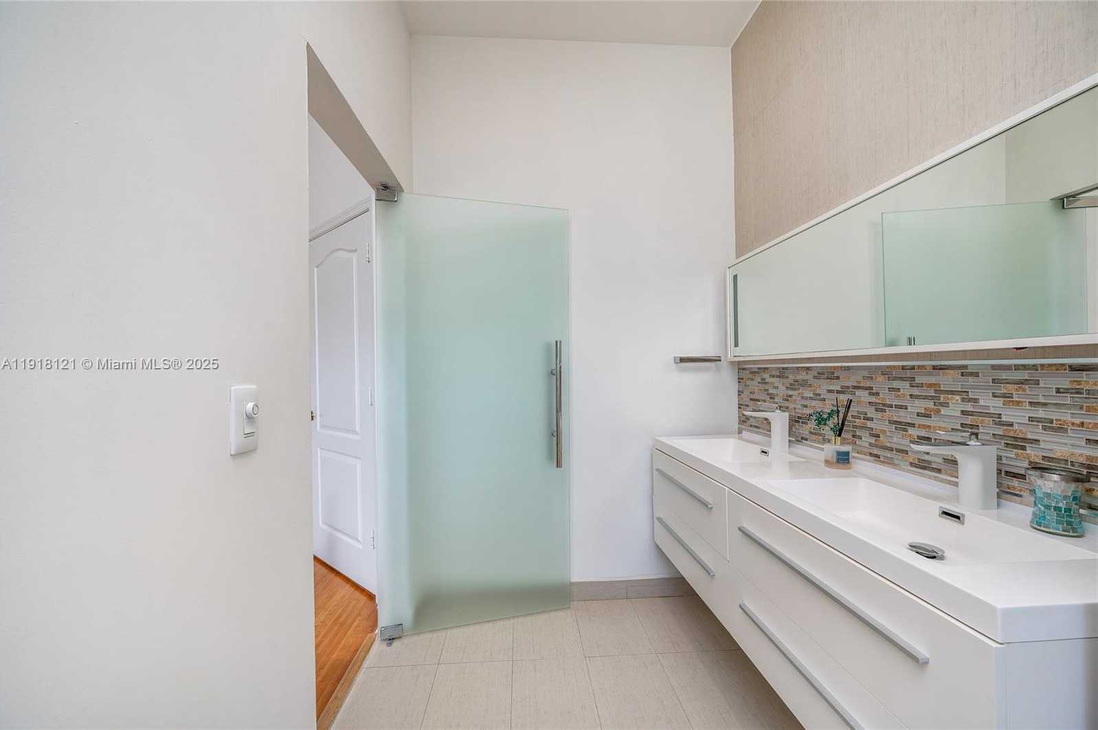 Small Image of 10924 NORTH WEST 67TH ST #10924, Doral Number 13