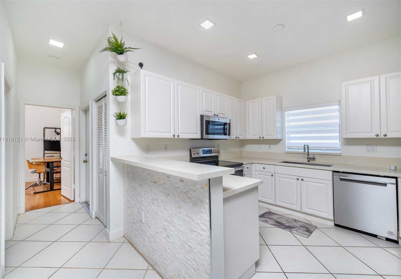 Small Image of 10924 NORTH WEST 67TH ST #10924, Doral Number 39