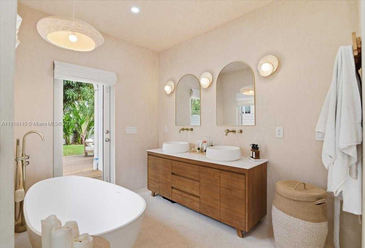 Small Image of 753 NORTH EAST 82ND TER, Miami Number 27