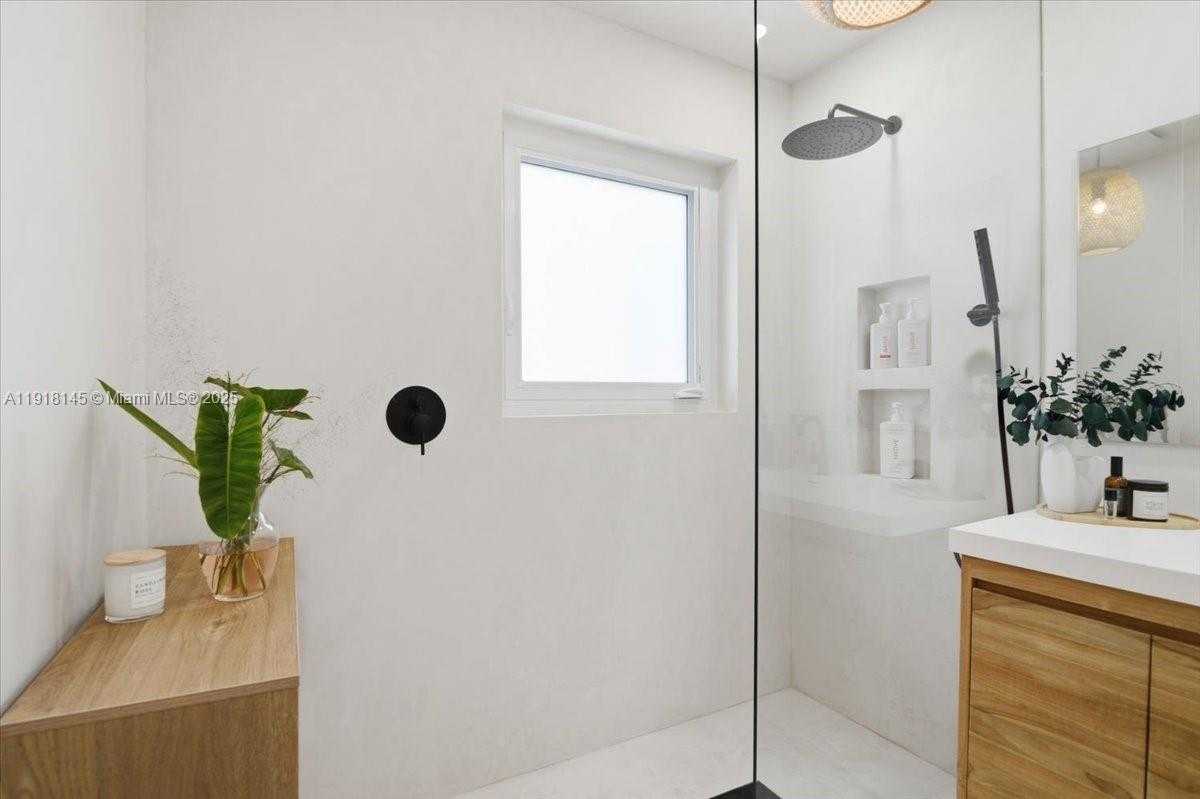 Small Image of 753 NORTH EAST 82ND TER, Miami Number 34