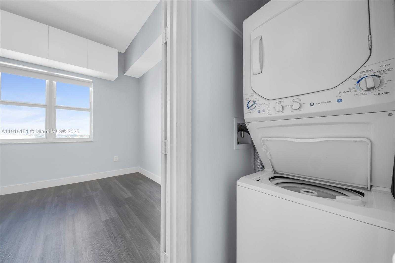 Small Image of 7900 HARBOR ISLAND DR #PH8, North Bay Village Number 26