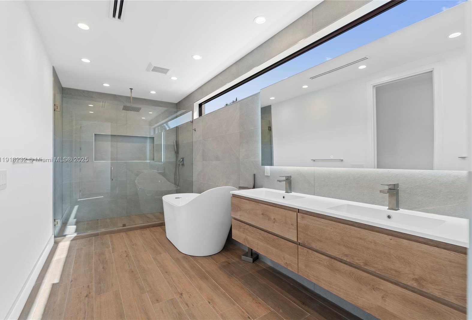 Small Image of 3026 AVIATION AVE #1, Miami Number 19