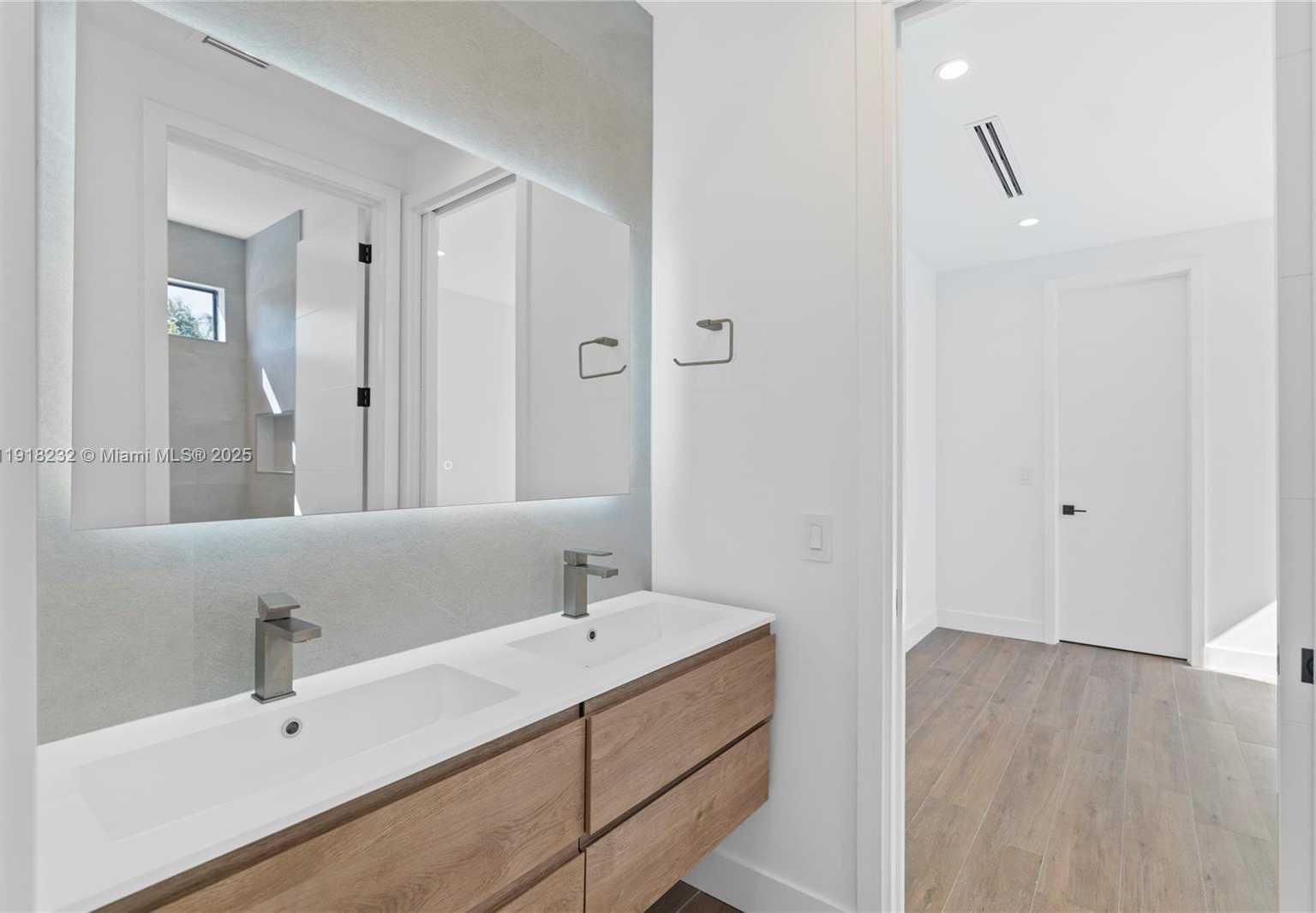 Small Image of 3026 AVIATION AVE #1, Miami Number 22