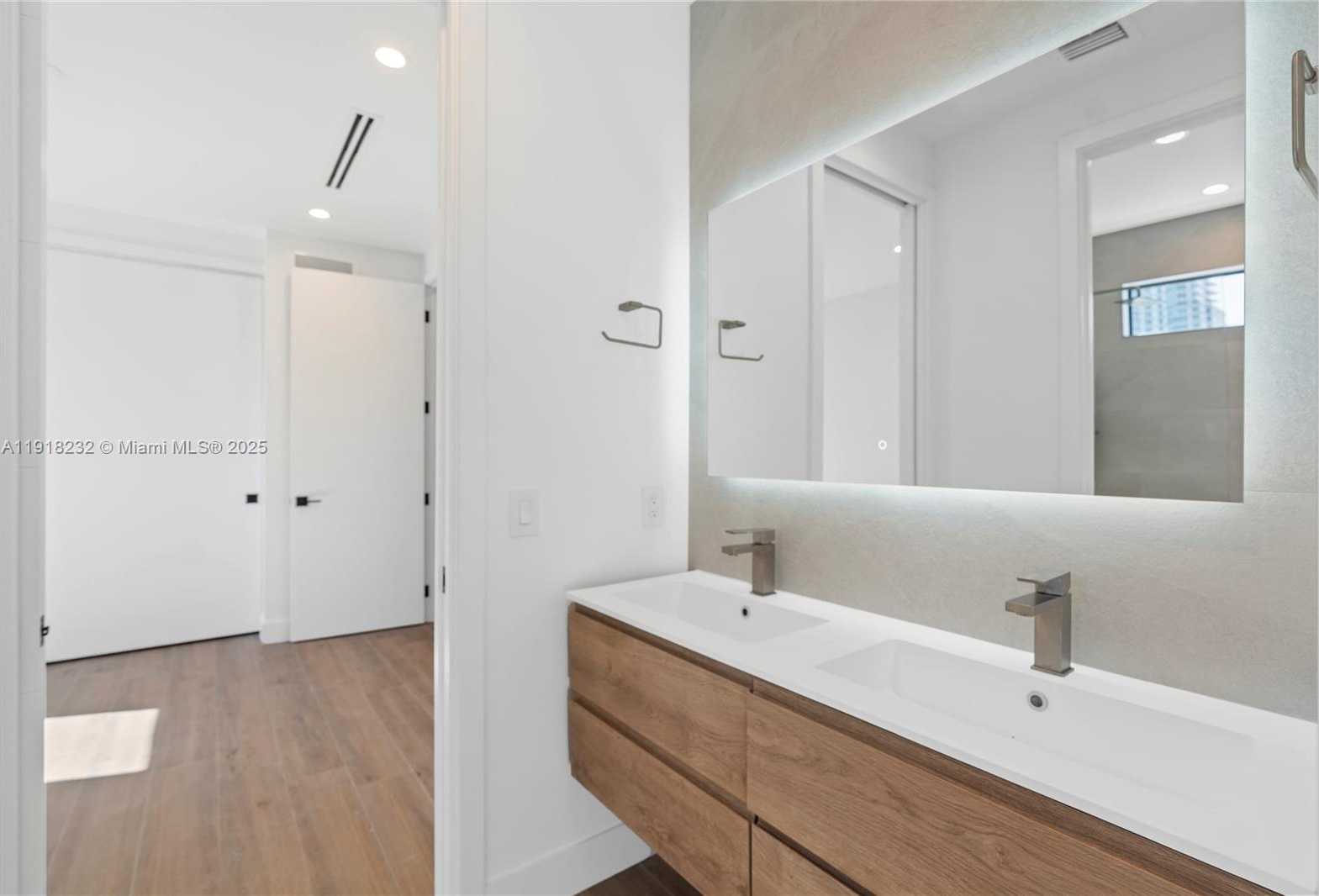 Small Image of 3026 AVIATION AVE #1, Miami Number 23