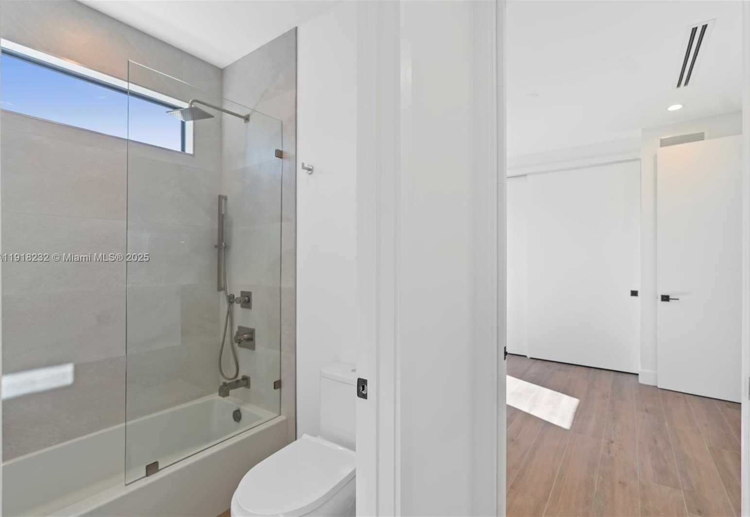 Small Image of 3026 AVIATION AVE #1, Miami Number 24