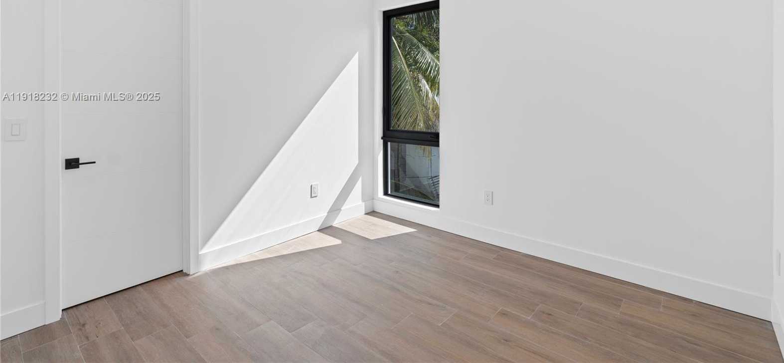 Small Image of 3026 AVIATION AVE #1, Miami Number 25