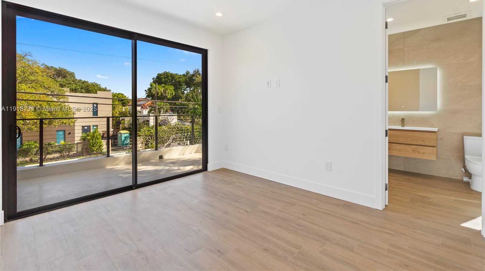 Small Image of 3026 AVIATION AVE #1, Miami Number 27