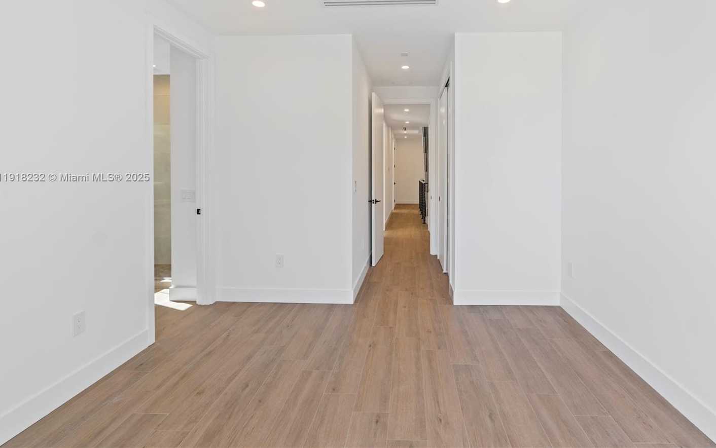 Small Image of 3026 AVIATION AVE #1, Miami Number 29