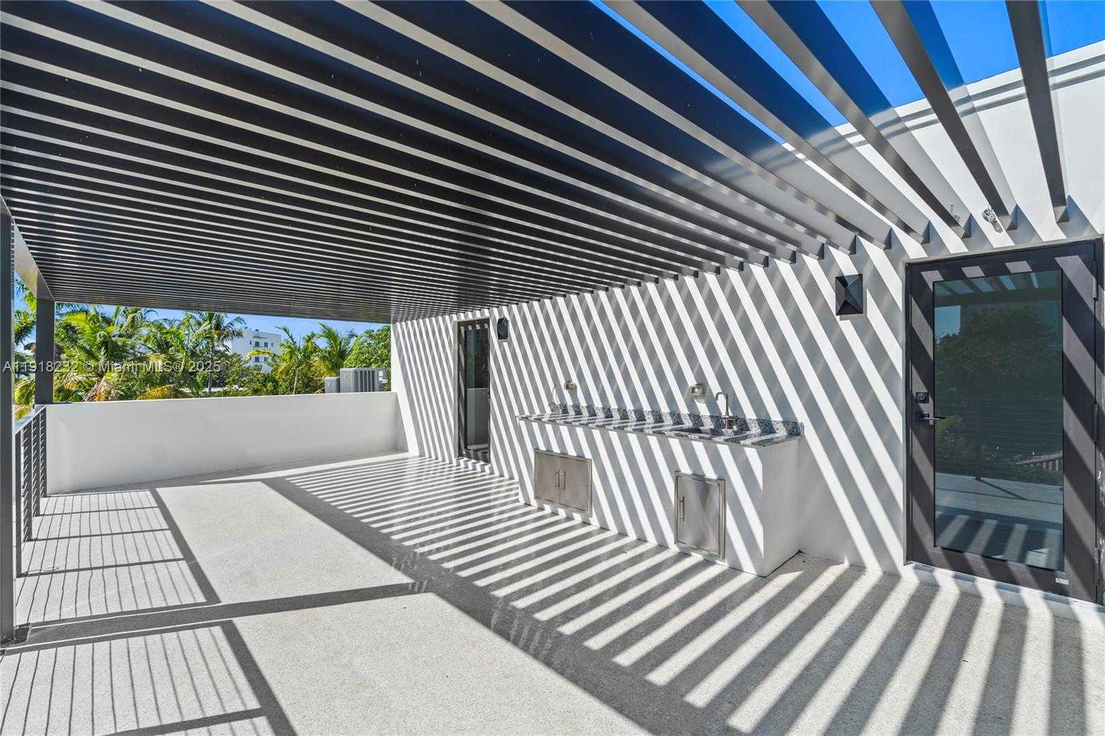 Small Image of 3026 AVIATION AVE #1, Miami Number 32