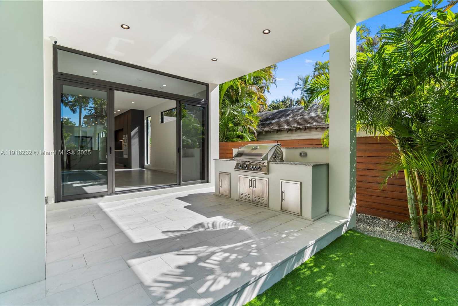 Small Image of 3026 AVIATION AVE #1, Miami Number 5