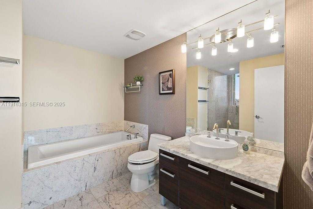 Small Image of 244 BISCAYNE BLVD #402, Miami Number 19