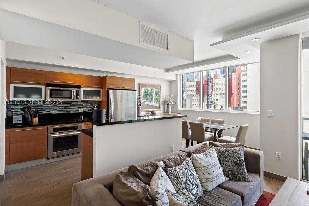 Small Image of 244 BISCAYNE BLVD #402, Miami Number 2