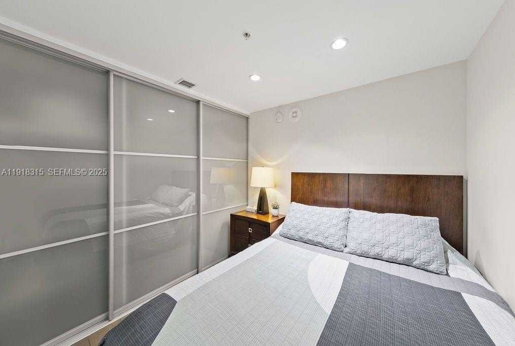 Small Image of 244 BISCAYNE BLVD #402, Miami Number 22