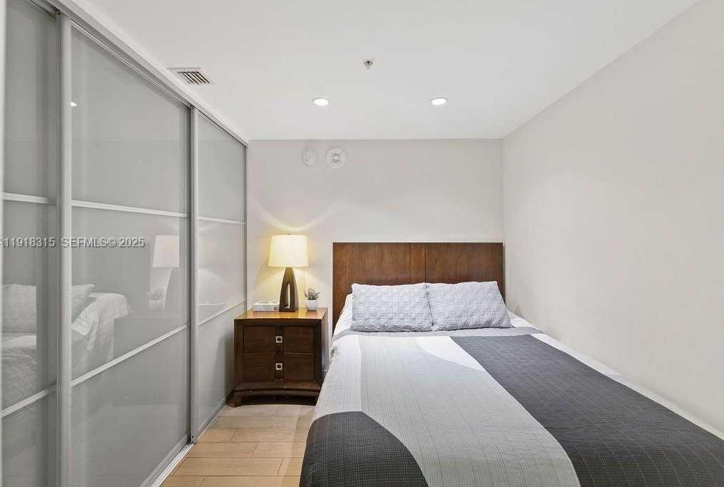 Small Image of 244 BISCAYNE BLVD #402, Miami Number 23