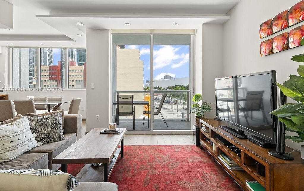 Small Image of 244 BISCAYNE BLVD #402, Miami Number 3