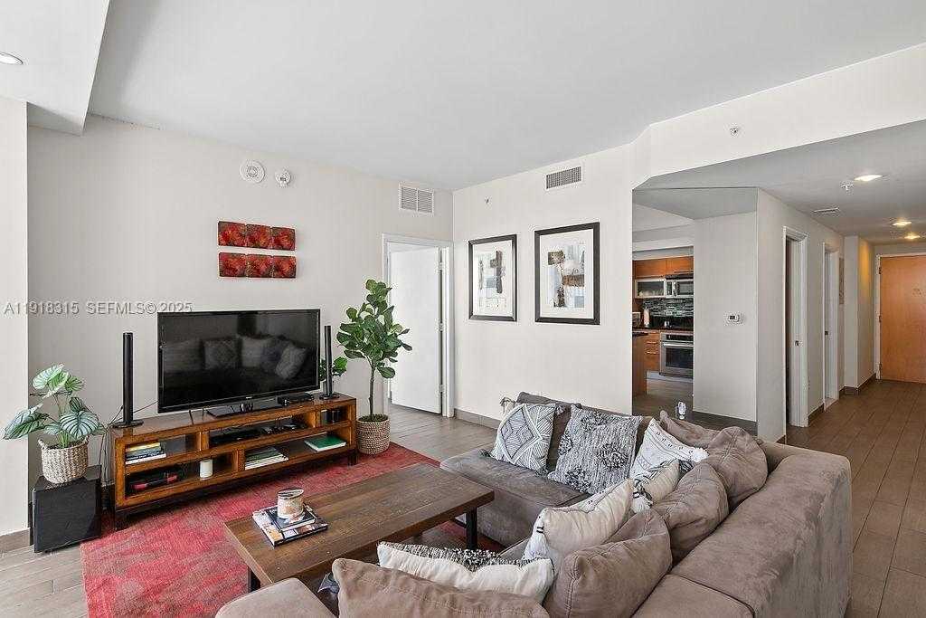 Small Image of 244 BISCAYNE BLVD #402, Miami Number 4