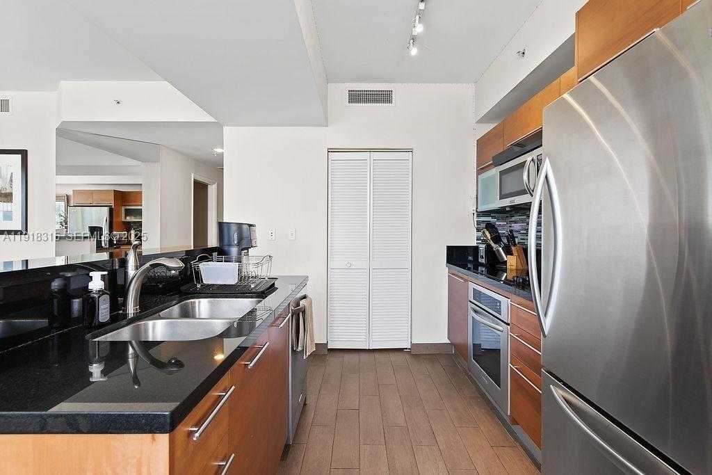 Small Image of 244 BISCAYNE BLVD #402, Miami Number 6