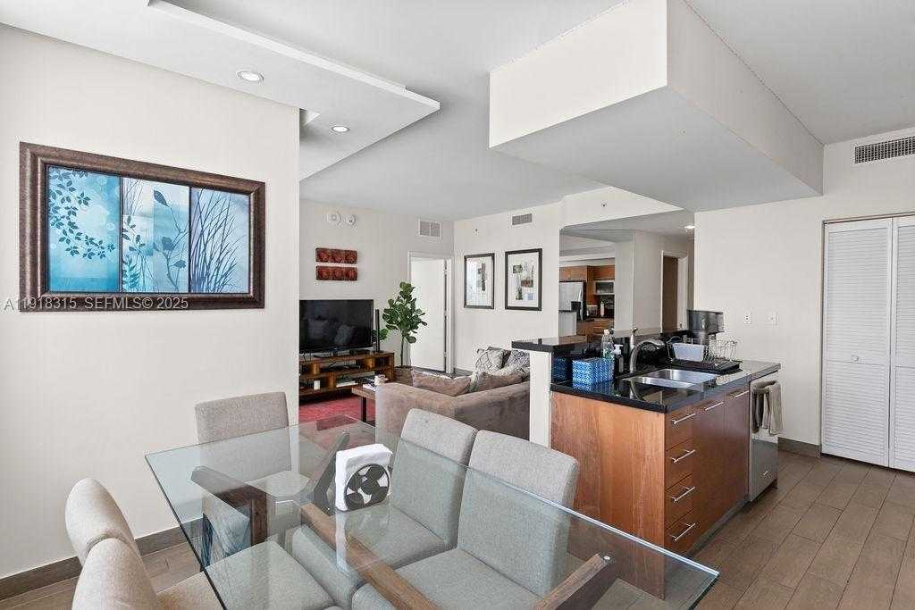 Small Image of 244 BISCAYNE BLVD #402, Miami Number 7