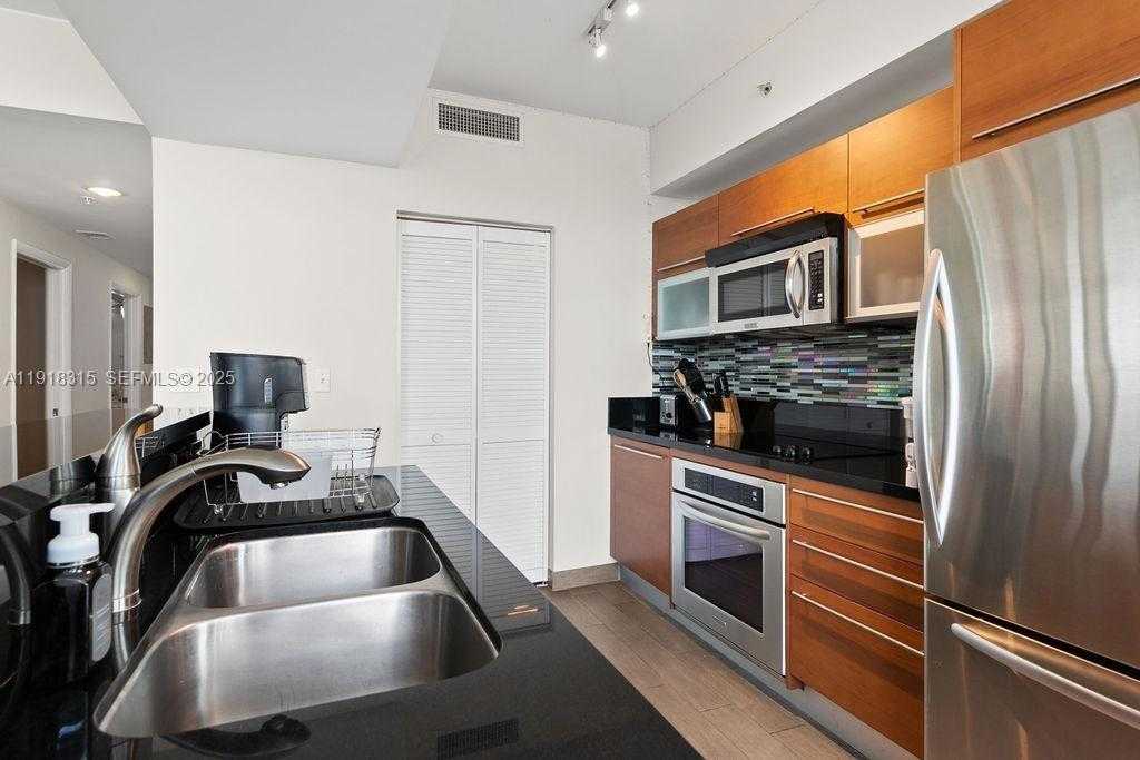 Small Image of 244 BISCAYNE BLVD #402, Miami Number 8