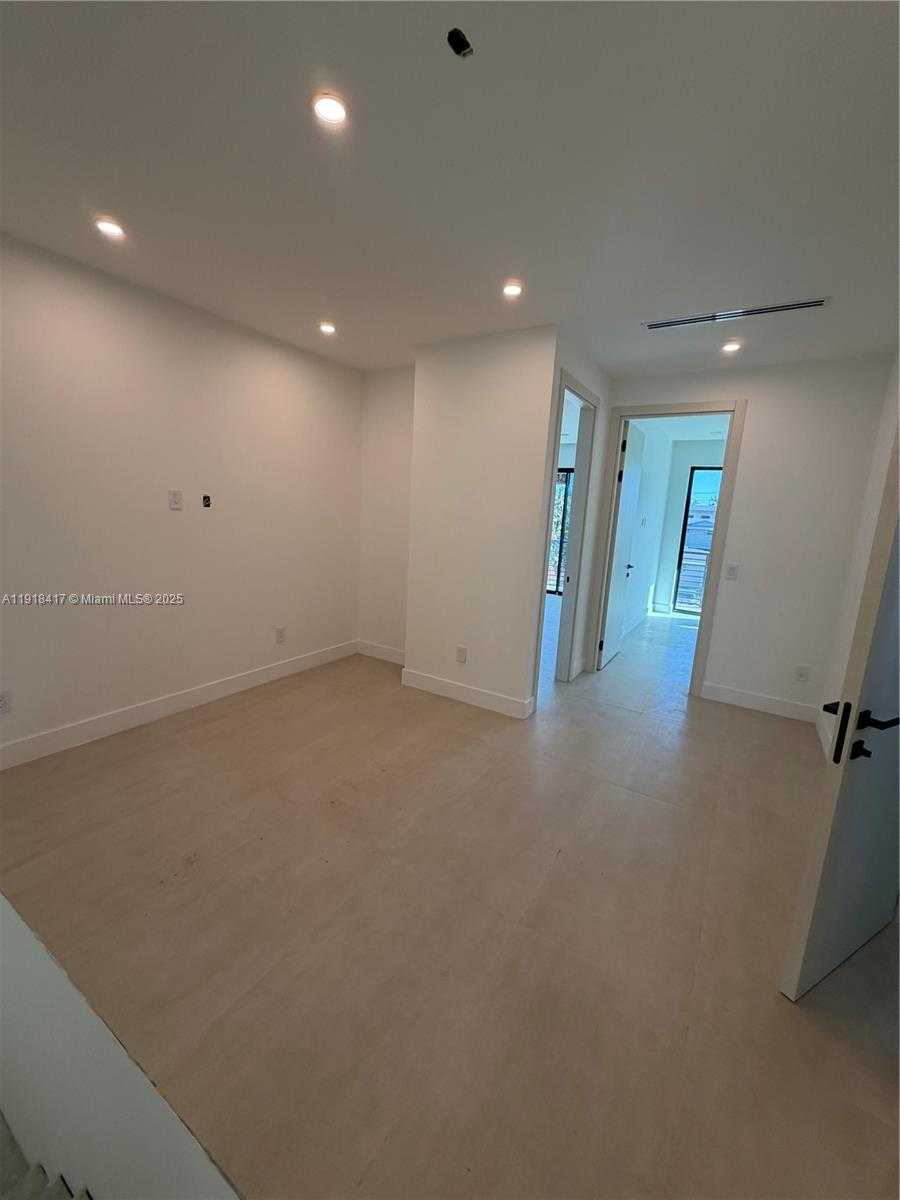 Small Image of 1337 NE 13TH AVE #1337, Fort Lauderdale Number 3