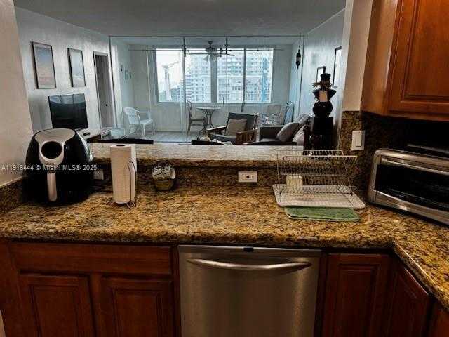 Small Image of 5401 COLLINS AVE #814, Miami Beach Number 21