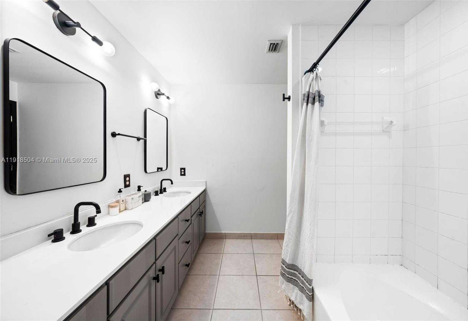 Small Image of 2001 BISCAYNE BLVD #2409, Miami Number 15