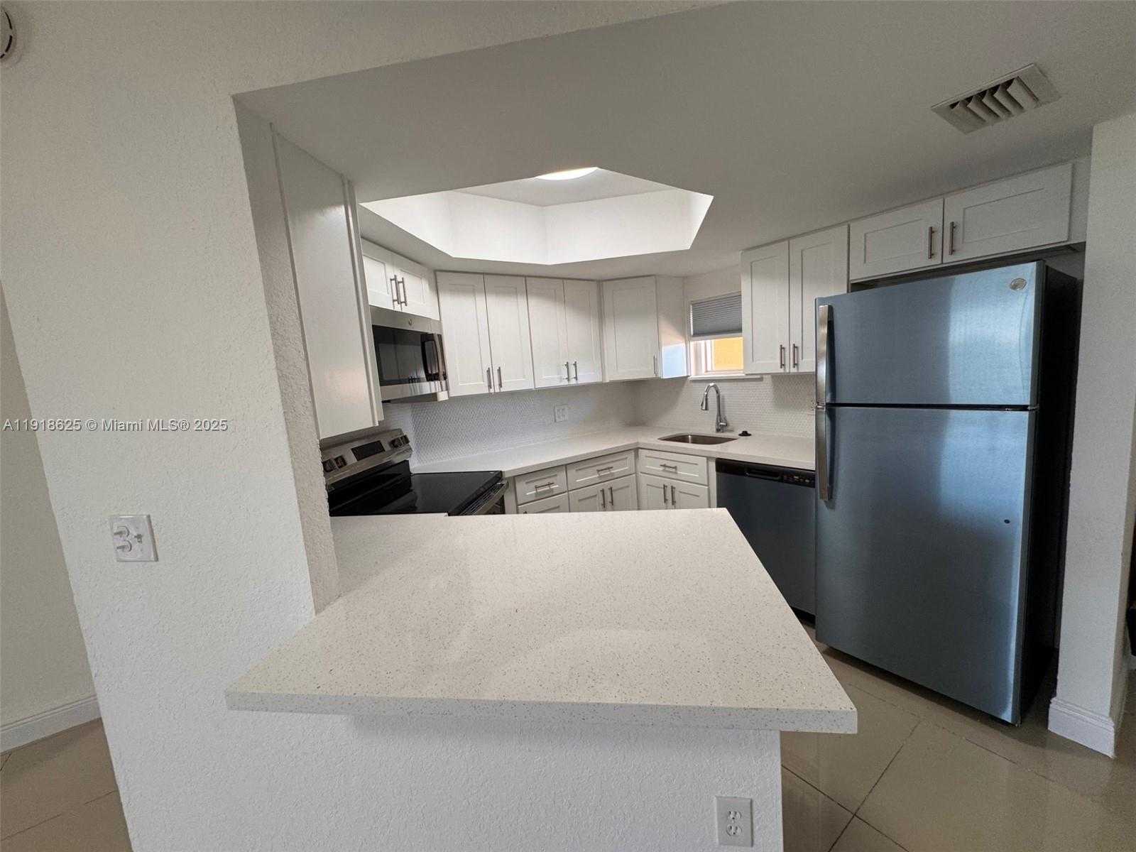 Small Image of 8205 LAKE DR #501, Doral Number 2