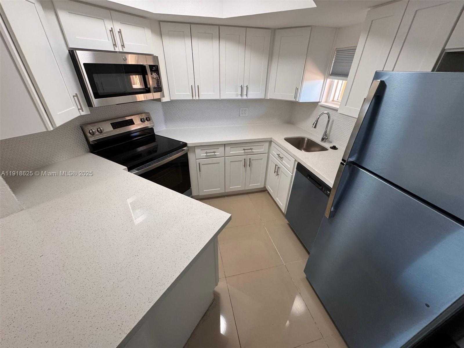 Small Image of 8205 LAKE DR #501, Doral Number 3