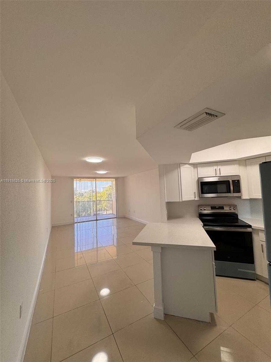 Small Image of 8205 LAKE DR #501, Doral Number 4