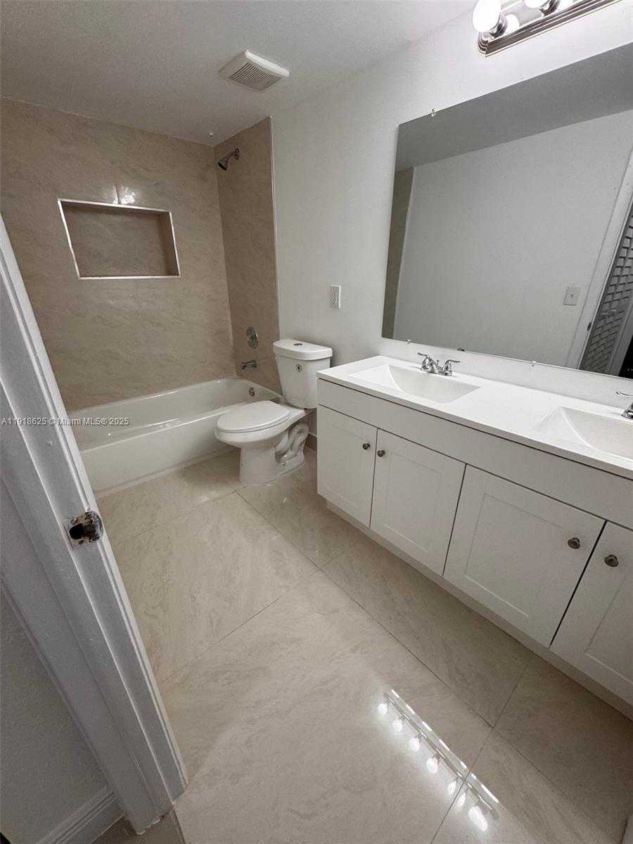 Small Image of 8205 LAKE DR #501, Doral Number 5