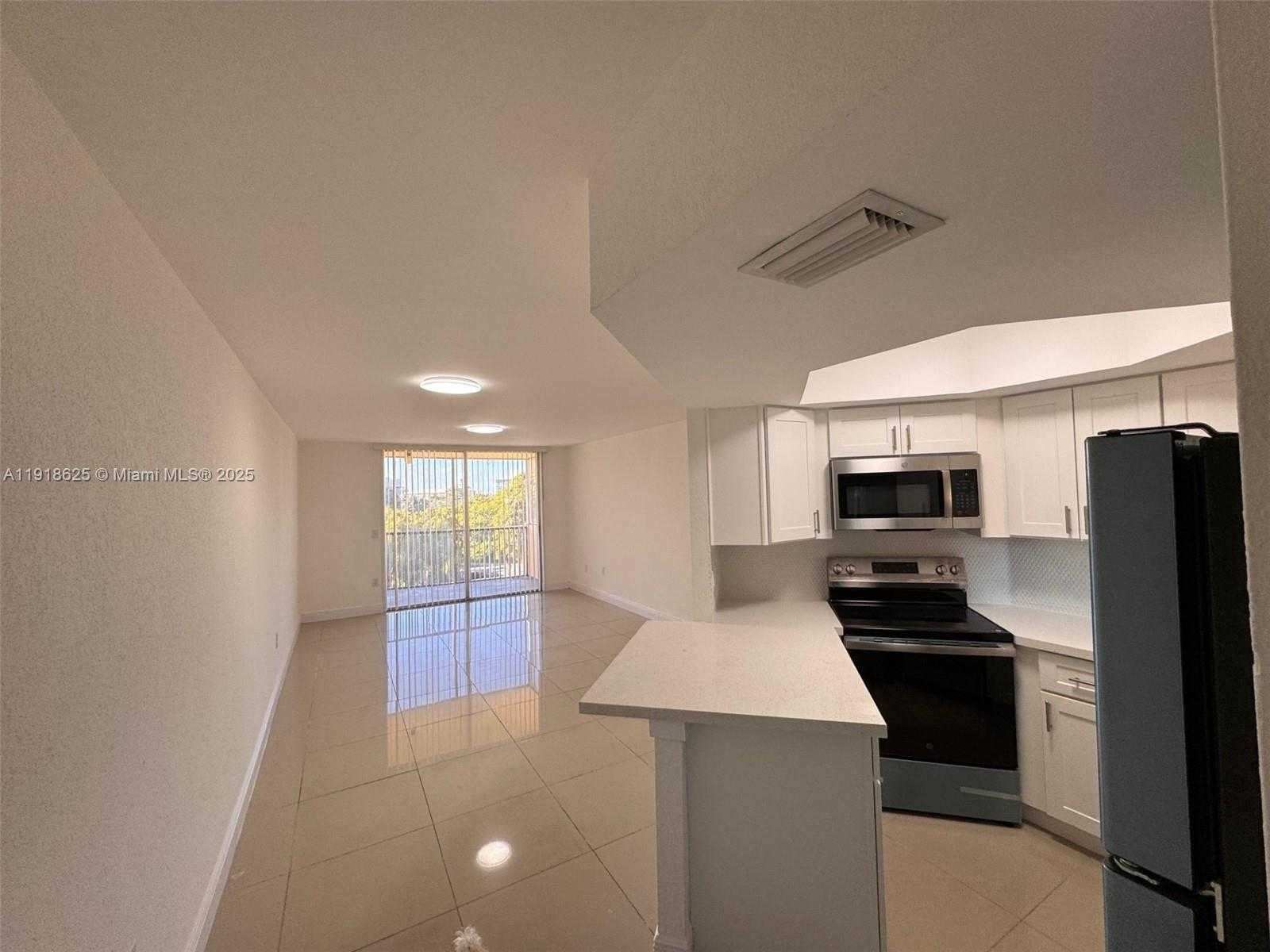 Small Image of 8205 LAKE DR #501, Doral Number 6