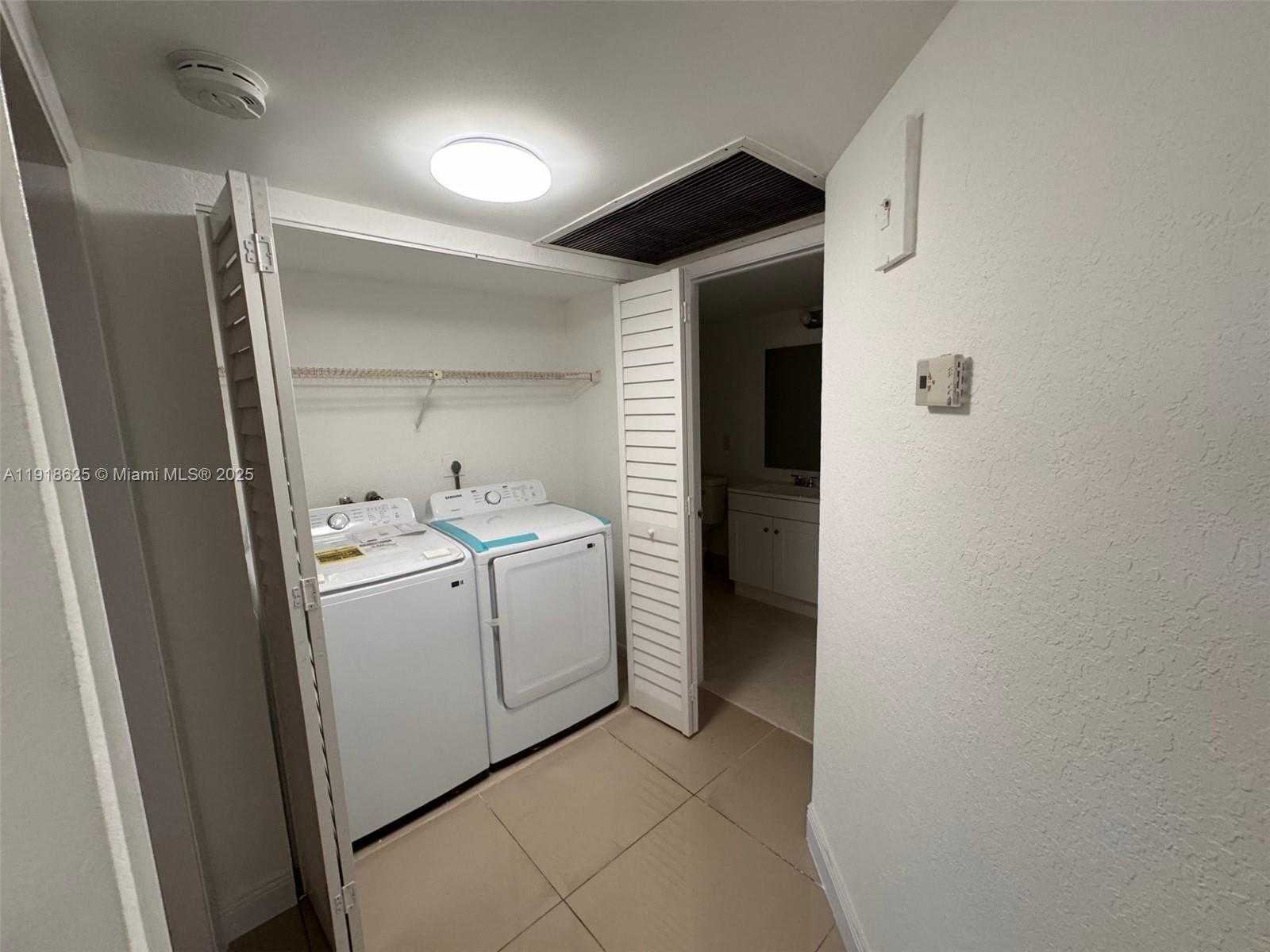 Small Image of 8205 LAKE DR #501, Doral Number 7