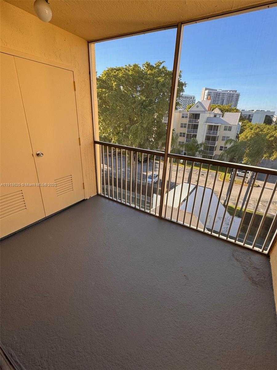 Small Image of 8205 LAKE DR #501, Doral Number 9