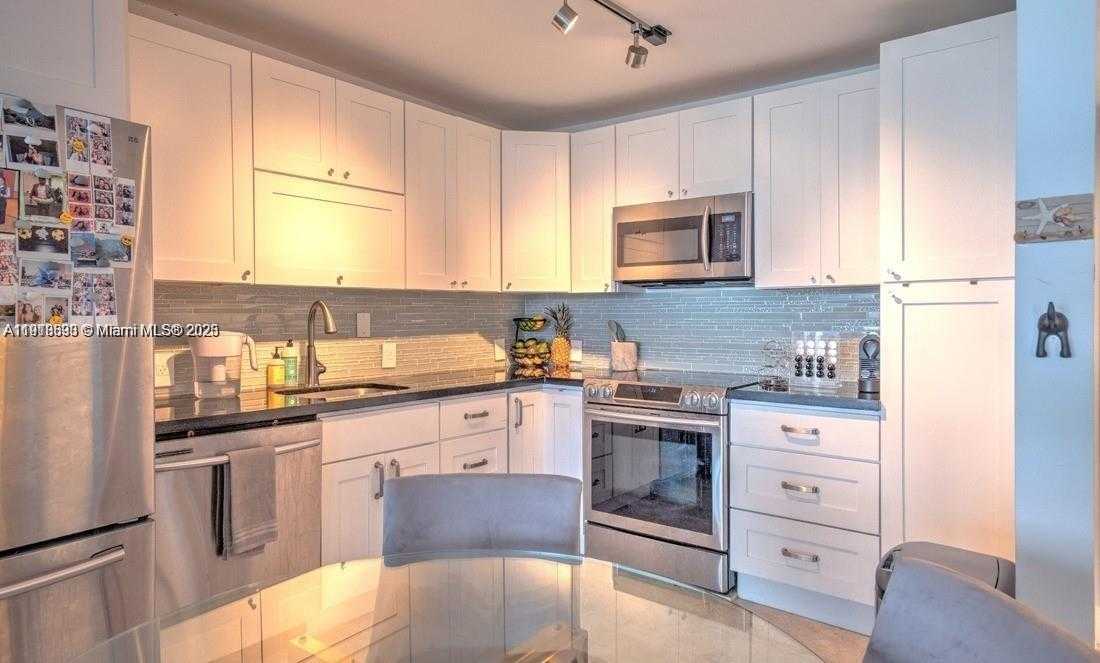 Small Image of 100 BAYVIEW DR #1510, Sunny Isles Beach Number 4