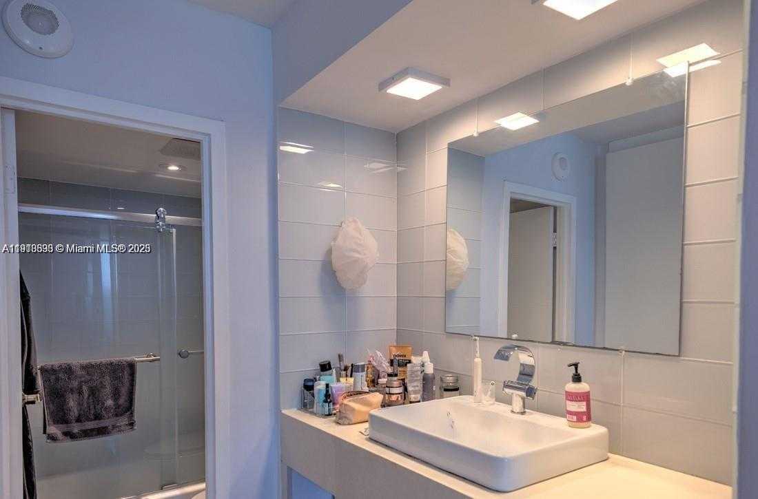 Small Image of 100 BAYVIEW DR #1510, Sunny Isles Beach Number 9