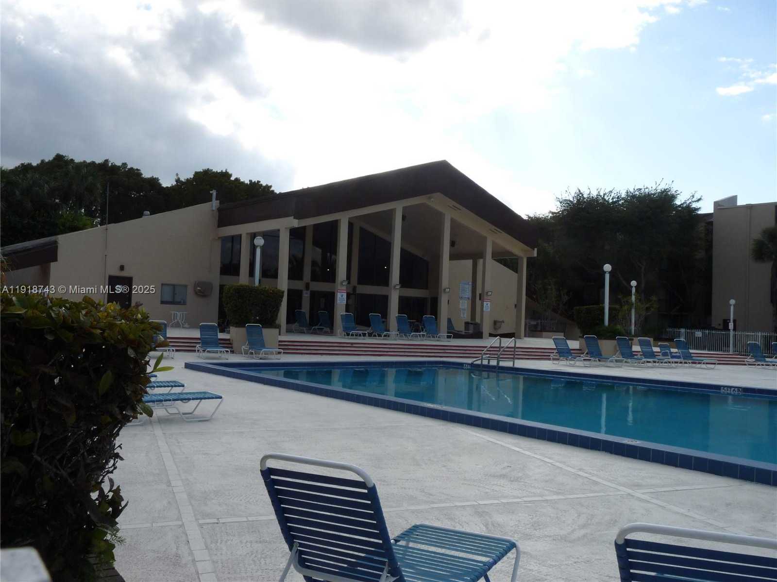 Small Image of 14415 N Kendall Dr, Miami, FL 33186, USA Number 15