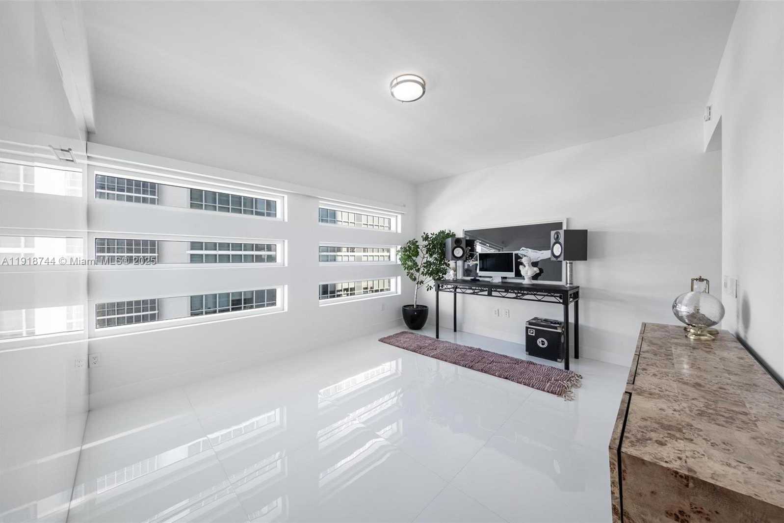 Small Image of 1040 BISCAYNE BLVD #2203, Miami Number 31