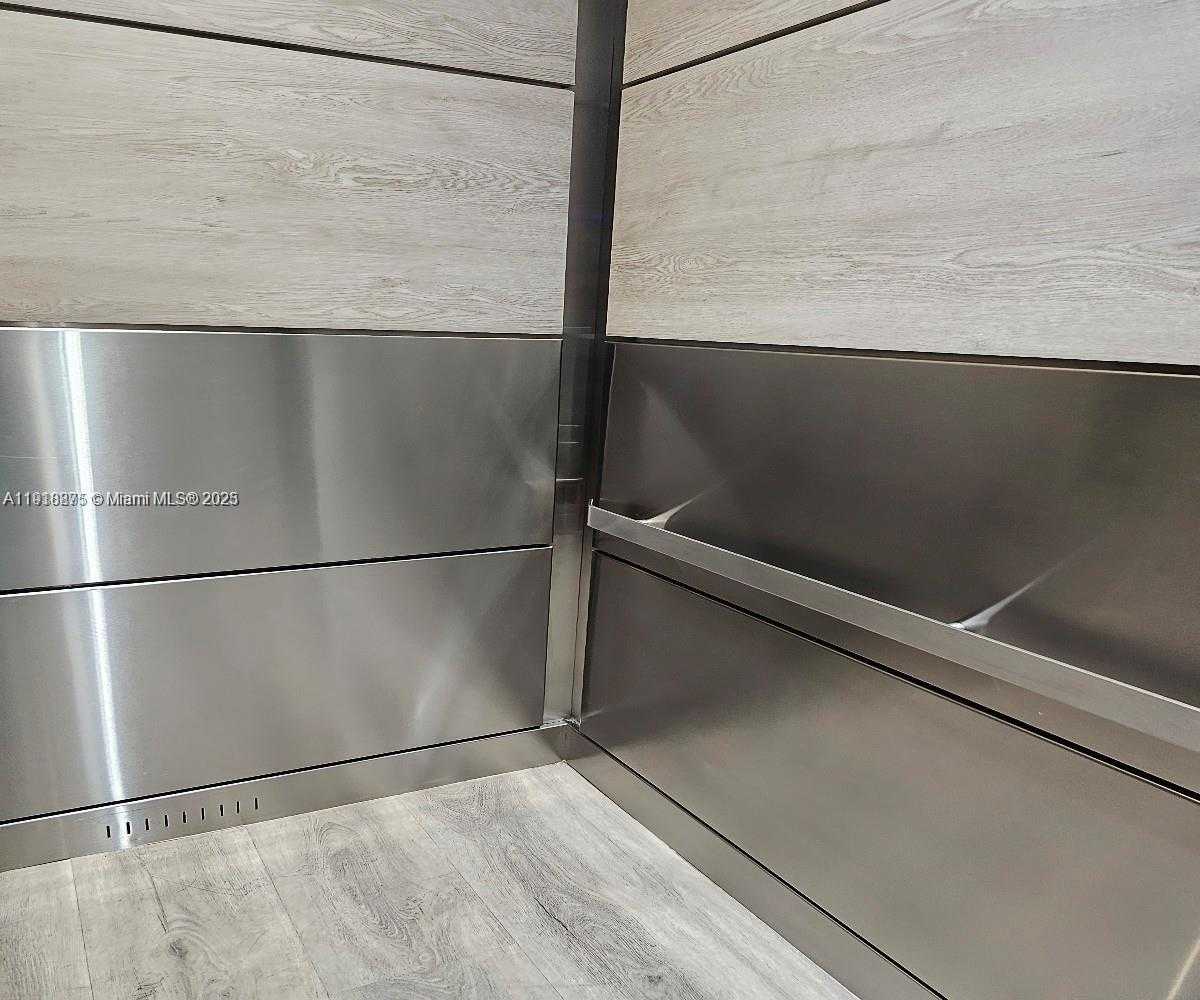 Small Image of 8245 LAKE DR #304, Doral Number 12