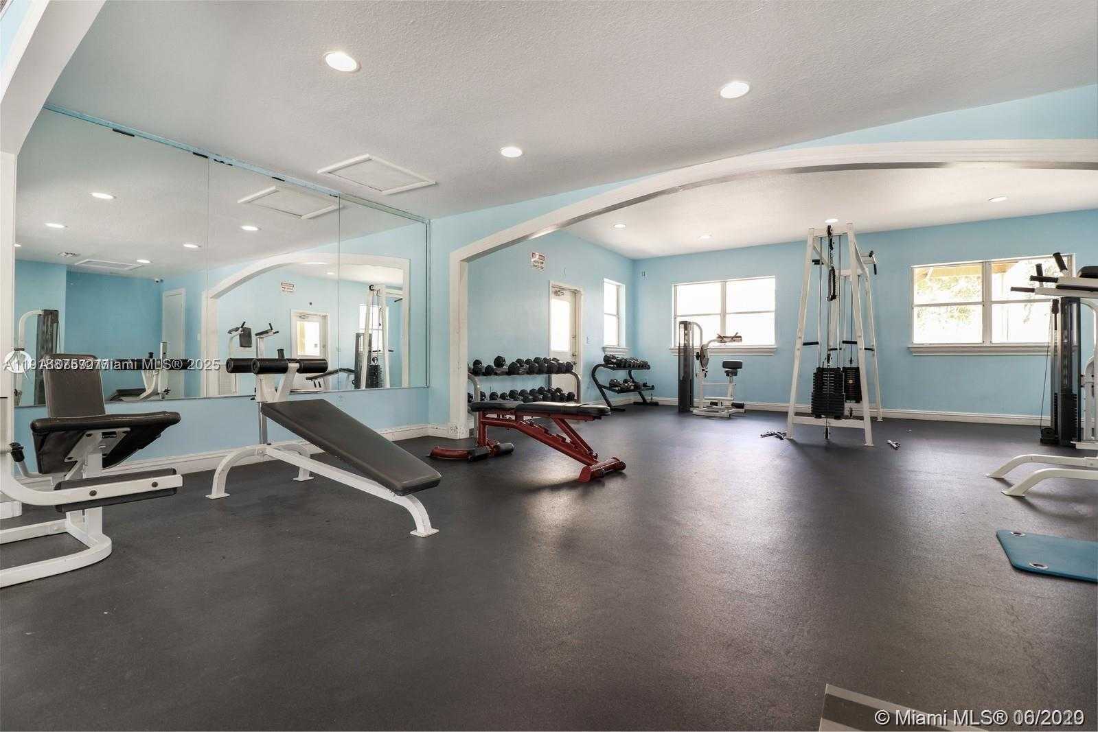 Small Image of 8245 LAKE DR #304, Doral Number 13