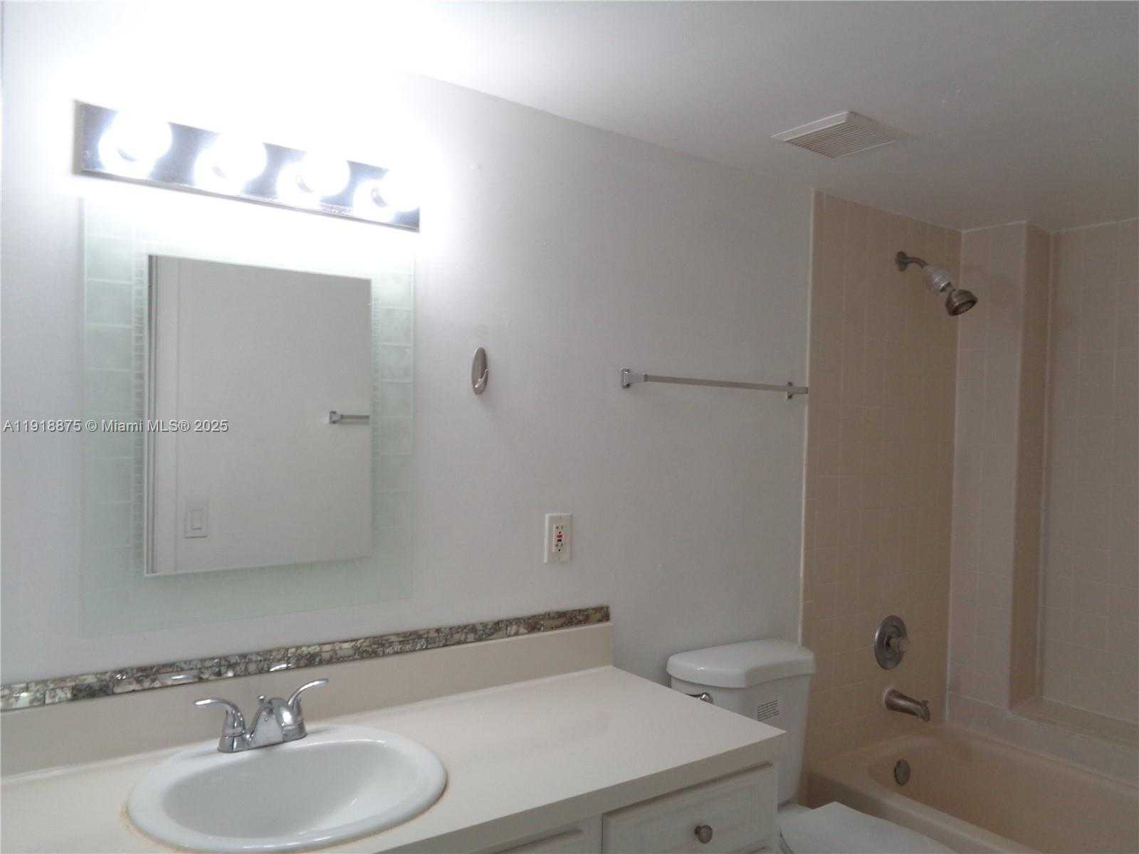 Small Image of 8245 LAKE DR #304, Doral Number 4