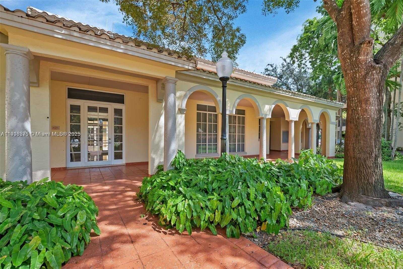 Small Image of 8245 LAKE DR #304, Doral Number 5