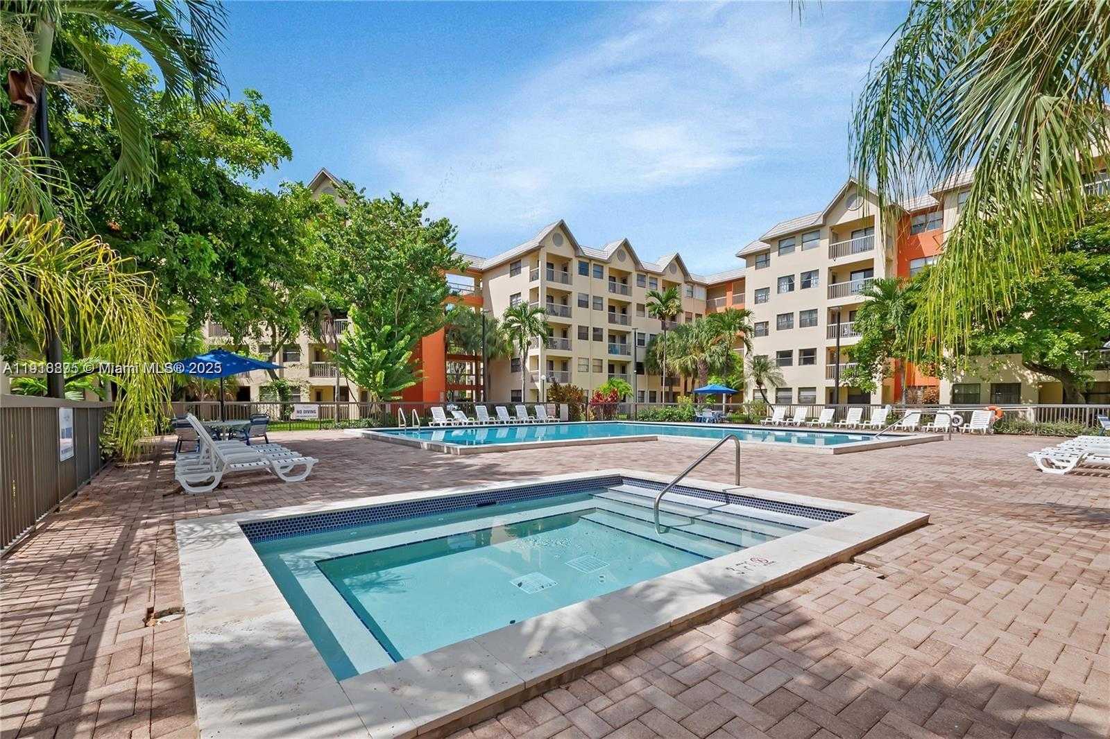 Small Image of 8245 LAKE DR #304, Doral Number 6
