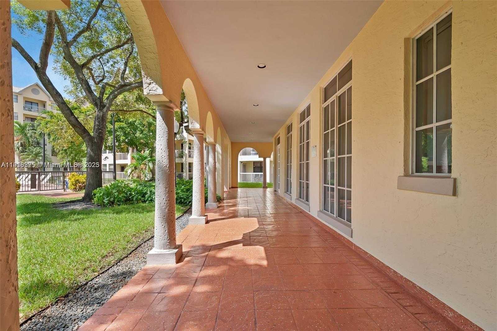 Small Image of 8245 LAKE DR #304, Doral Number 7