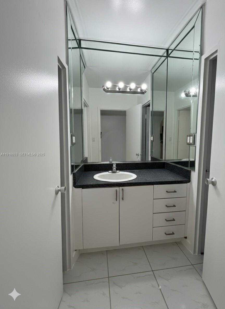 Small Image of 100 LINCOLN ROAD #1027, Miami Beach Number 14