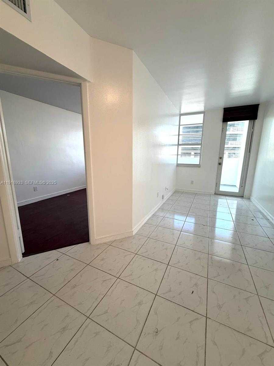 Small Image of 100 LINCOLN ROAD #1027, Miami Beach Number 3