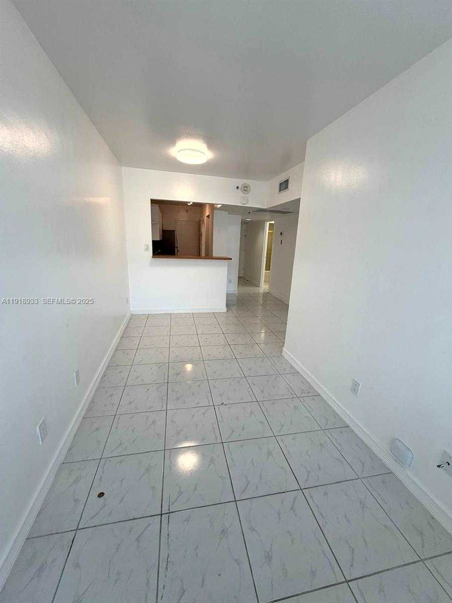 Small Image of 100 LINCOLN ROAD #1027, Miami Beach Number 4