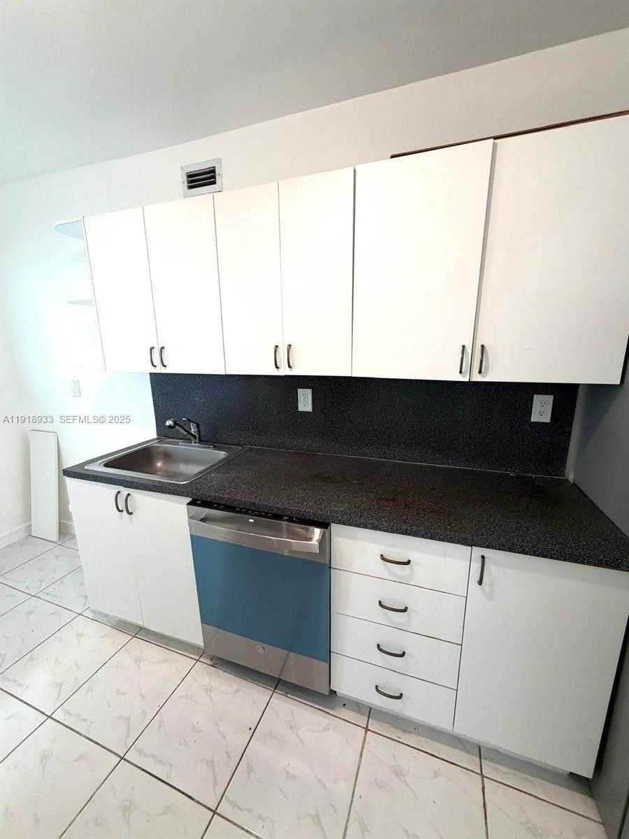 Small Image of 100 LINCOLN ROAD #1027, Miami Beach Number 8