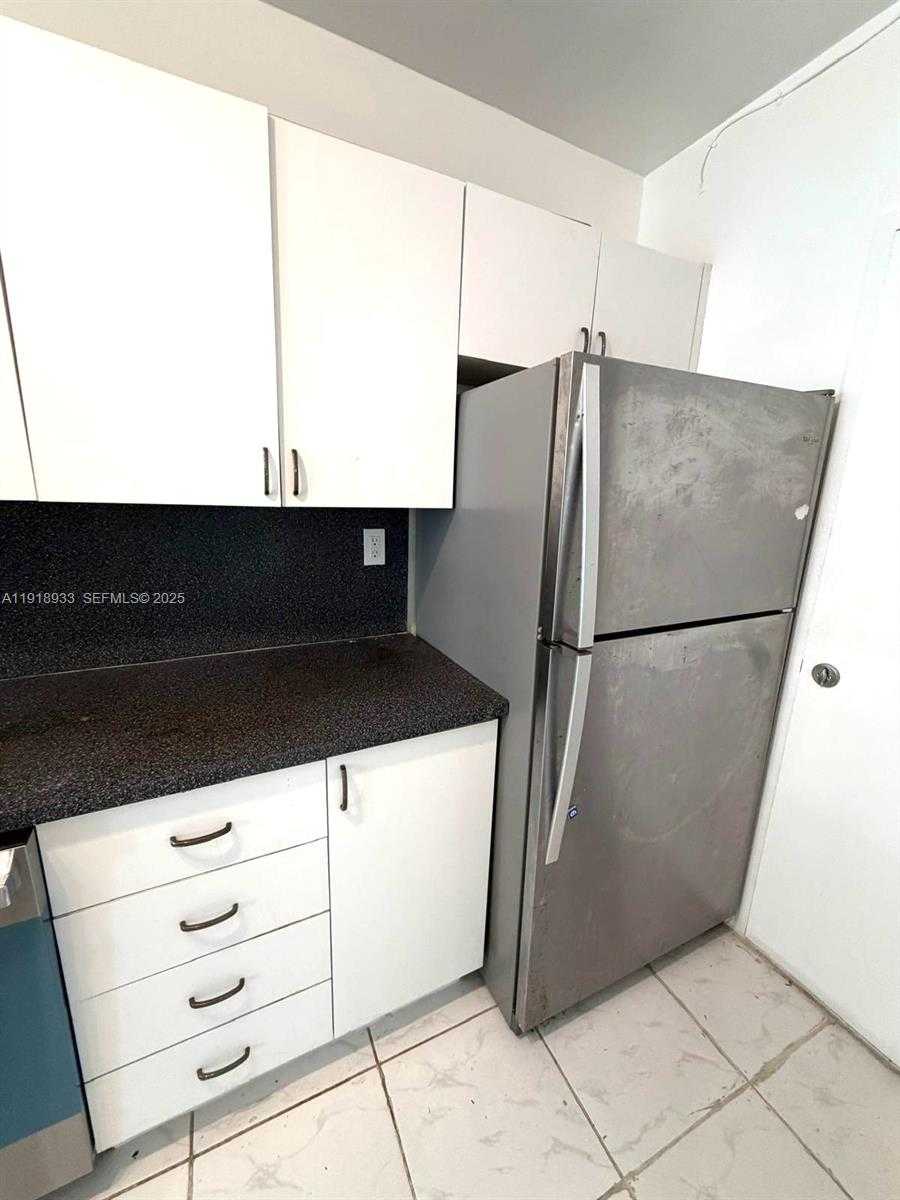 Small Image of 100 LINCOLN ROAD #1027, Miami Beach Number 9