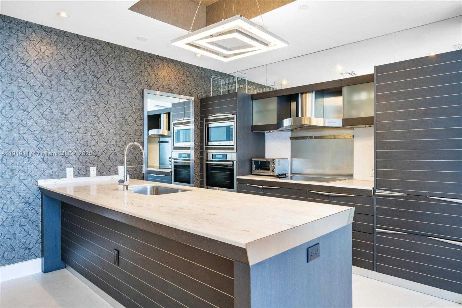 Small Image of 200 BISCAYNE BOULEVARD WAY #4707, Miami Number 3