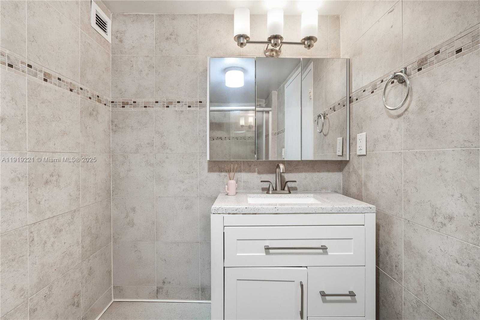 Small Image of 17011 NORTH BAY RD #707, Sunny Isles Beach Number 13